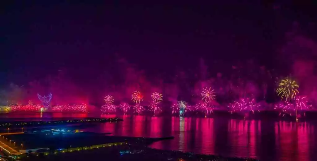احتفالات رأس السنة الجديدة في دبي 2025: أفضل أماكن مشاهدة الألعاب النارية 4 الألعاب النارية المذهلة تضيء سماء الليل فوق الماء في رأس الخيمة، الإمارات العربية المتحدة.