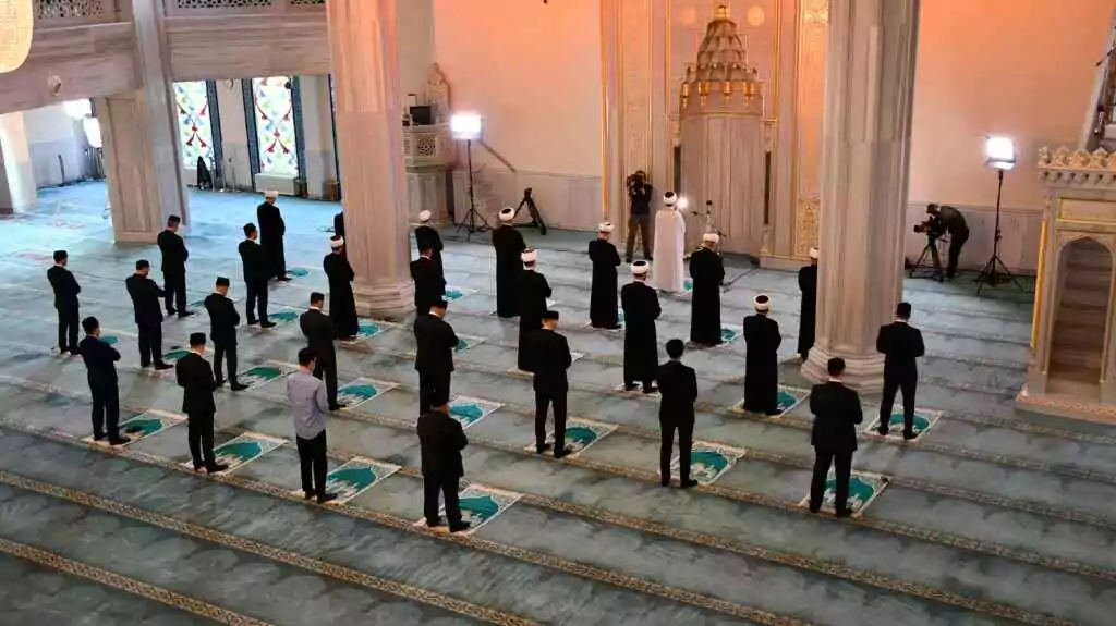 الطقس والخريطة ورؤى أدنوك البحرية في جزيرة زركو 4 وتجمعت مجموعة من المسلمين للصلاة داخل مسجد في موسكو تم الاستيلاء عليهم من الأعلى.