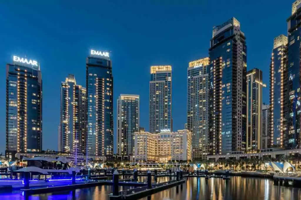 احصل على تسجيل في ضريبة القيمة المضافة في الإمارات العربية المتحدة - تجنب غرامة قدرها 10,000 درهم إماراتي 18 منظر خلاب لناطحات السحاب المضاءة في مرسى دبي أثناء الليل.