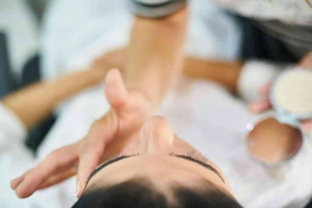 شخص يلمس وجه المرأة