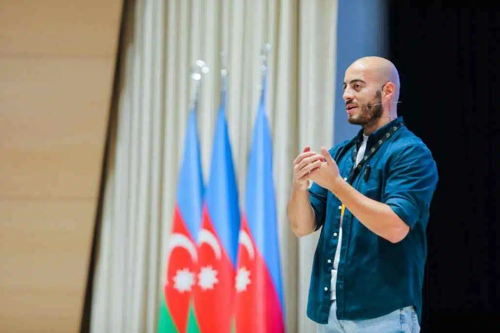 رجل يرتدي قميصا أزرق