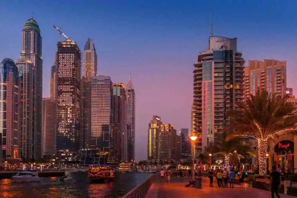 منظر مذهل لأفق مرسى دبي المضاء عند غروب الشمس، ويعرض حياة المدينة الحضرية.