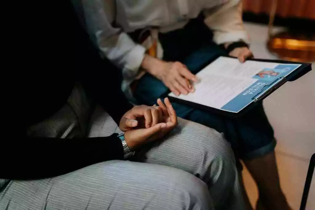 اثنان من المهنيين يراجعان سيرة ذاتية في بيئة مكتبية تركز على العمل الجماعي.