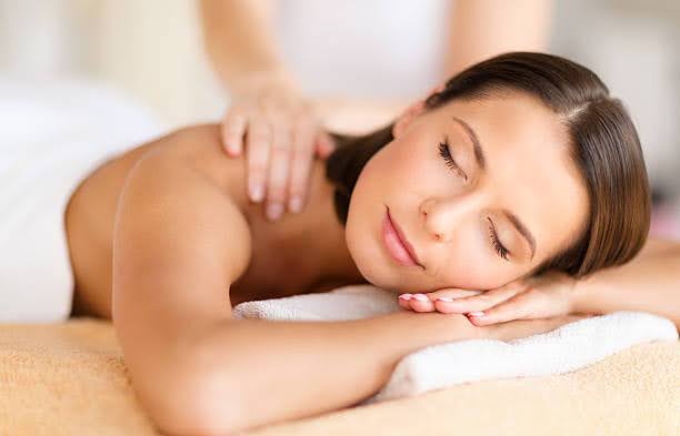 Essential Tips for Booking Safe & Reliable Home Massage Services in Dubai 2 A woman having massage at a spa